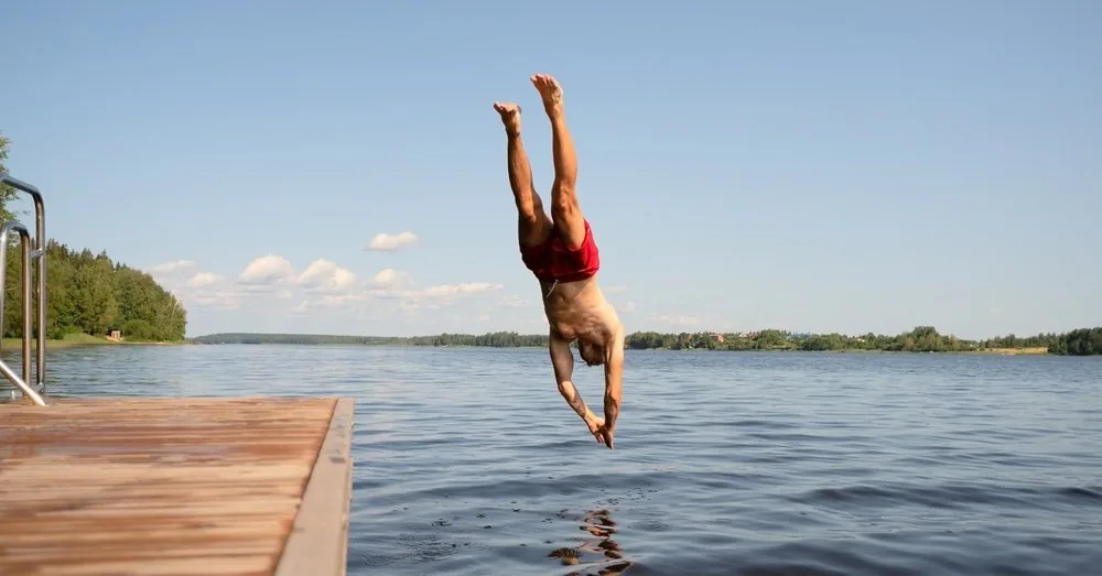 A harmless feeling after swimming can turn into a serious inflammation: the first signals were mentioned