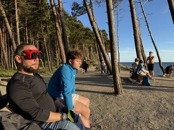 Aurelijos Jašinskienės / 15min.lt nuotr./Pajūryje žmonės stebi saulės užtemimą