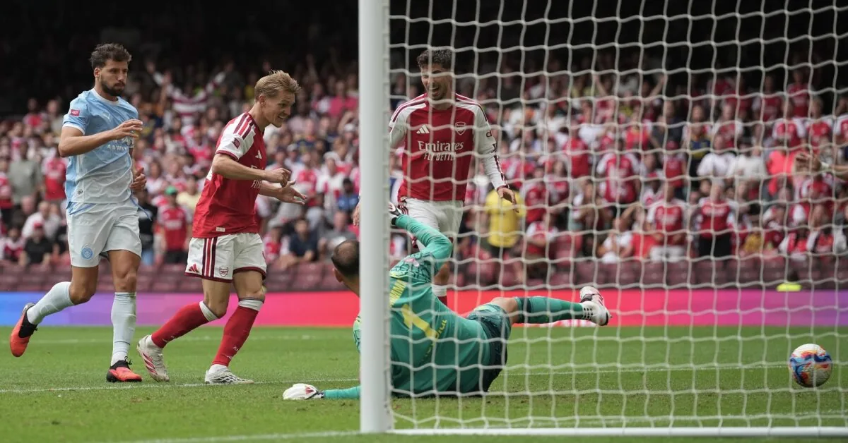 The first trophy of the English football season – in the hands of "Arsenal" who crushed "Manchester City"