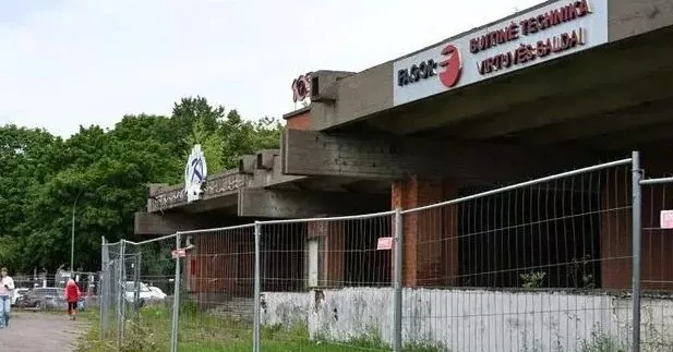 Instead of the former cinema – a store