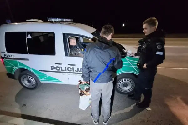 Kelmėje jaunuoliai grasino vaikinui, vėliau atvyko prie jo namų ir niokojo turtą