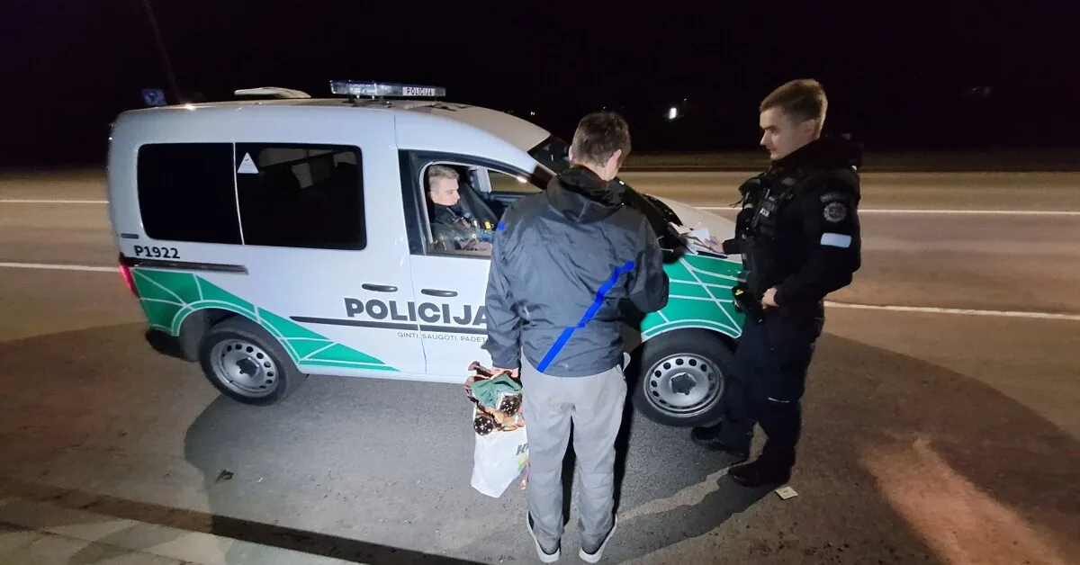 Kelmėje jaunuoliai grasino vaikinui, vėliau atvyko prie jo namų ir niokojo turtą