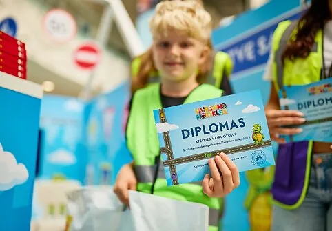 This time, the youngest are behind the wheel: Mega shopping center invites children to try driving on a real track