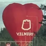 A hot air balloon descending near the highway surprised a driver: the pilot explained that this is normal practice