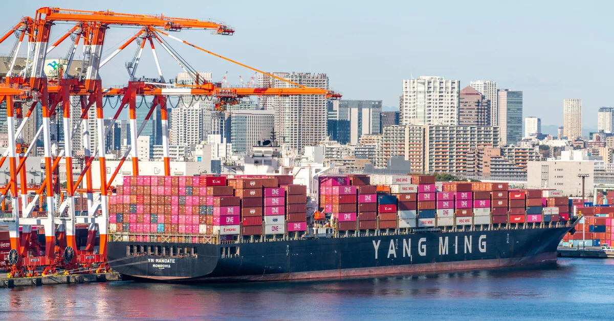 Chinese company will start regular cargo shipments through the Arctic Ocean