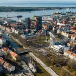 Klaipėdos centre gatvėje įsiutęs vyras spyrė moteriai, grasino iškulti langus