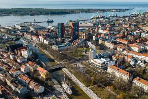 Klaipėdos centre gatvėje įsiutęs vyras spyrė moteriai, grasino iškulti langus