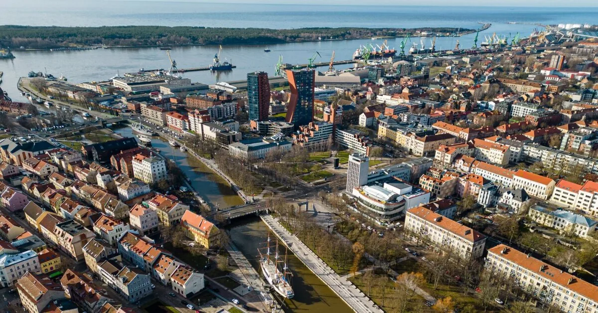 Klaipėdos centre gatvėje įsiutęs vyras spyrė moteriai, grasino iškulti langus