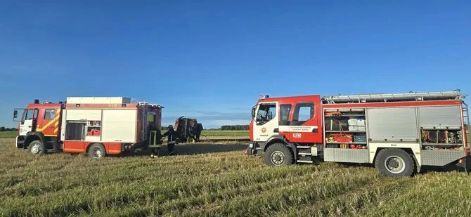 Rolando Žalgevičiaus nuotr./Laukuose užsidegė šieno presas