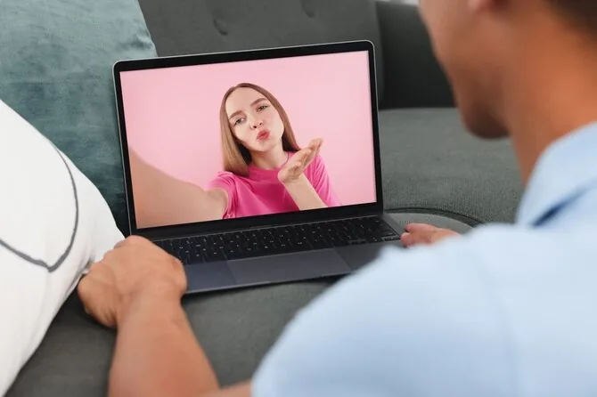 Shutterstock nuotr./Online flirtas ir pažintys