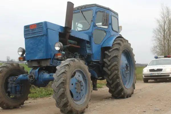 Drunk tractor driver veered off the road – passenger with nearly 3 per mille blood alcohol level taken to hospital