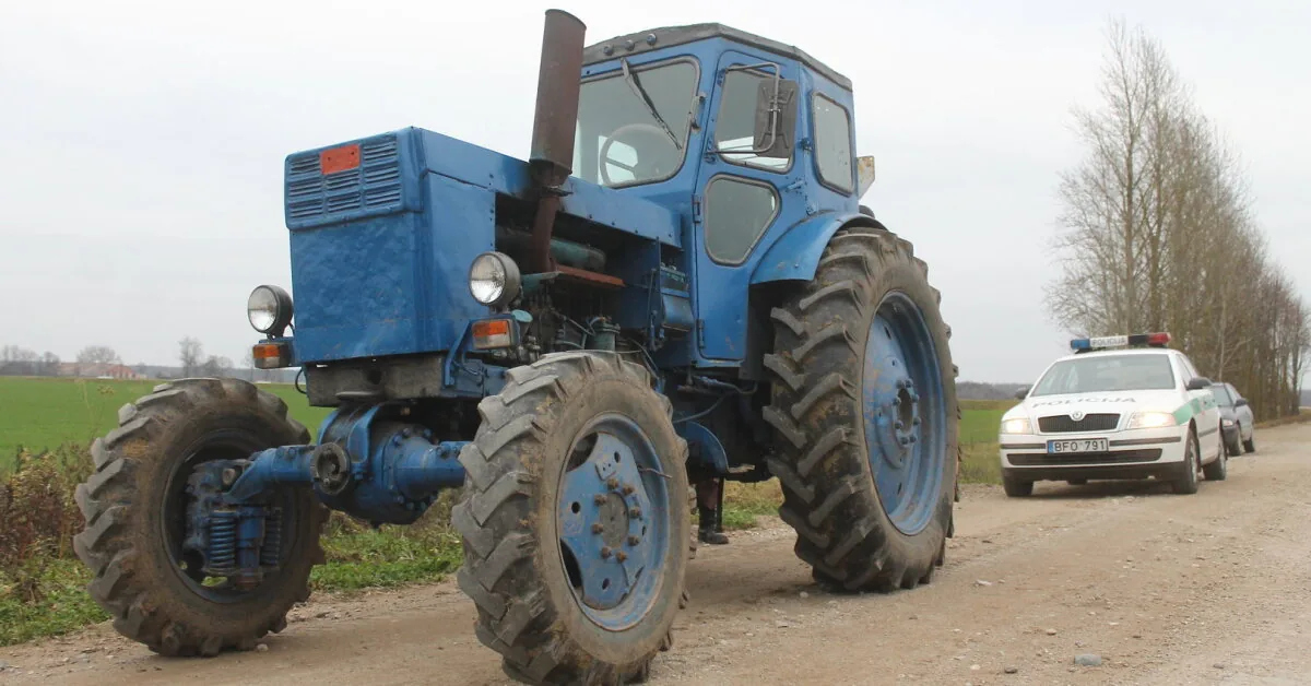 Drunk tractor driver veered off the road – passenger with nearly 3 per mille blood alcohol level taken to hospital