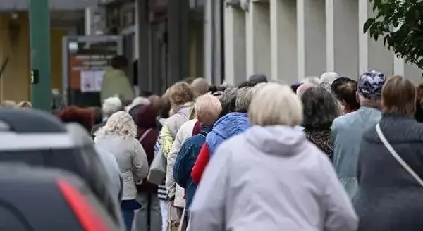 Huge queue: people flock for heating subsidies
