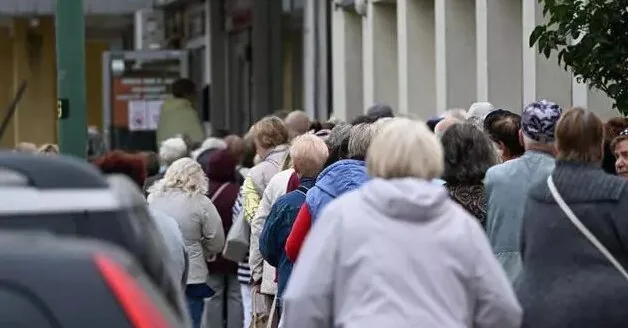 Huge queue: people flock for heating subsidies