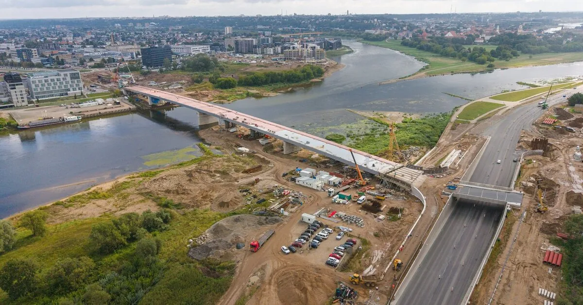 When will traffic be opened on the new Santaka Bridge in Kaunas?