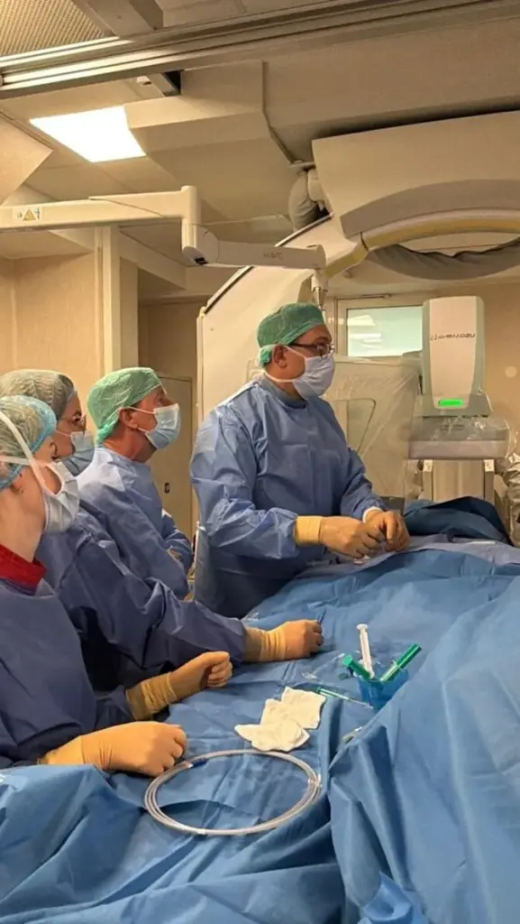 Santaros klinikų nuotr./Atviro arterinio latako minimaliai invazinė procedūra: implantas: operacinėje