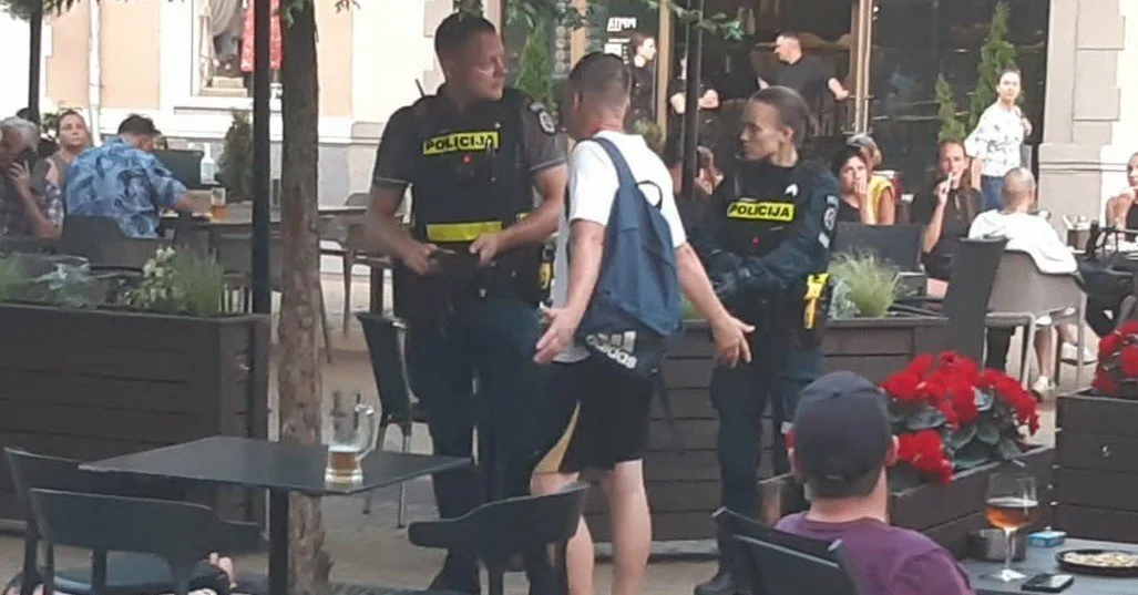 Two former men tied a passerby with an electrical extension cord, laid him on the ground – the police untied him, put handcuffs on him