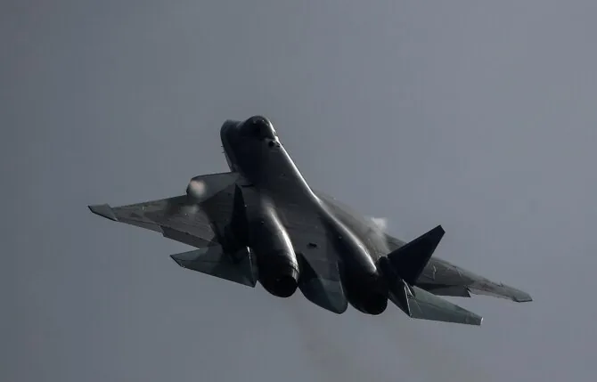 Sukhoi Su-57 fighter jet demonstrates capabilities during an international forum. / MAXIM SHEMETOV / REUTERS