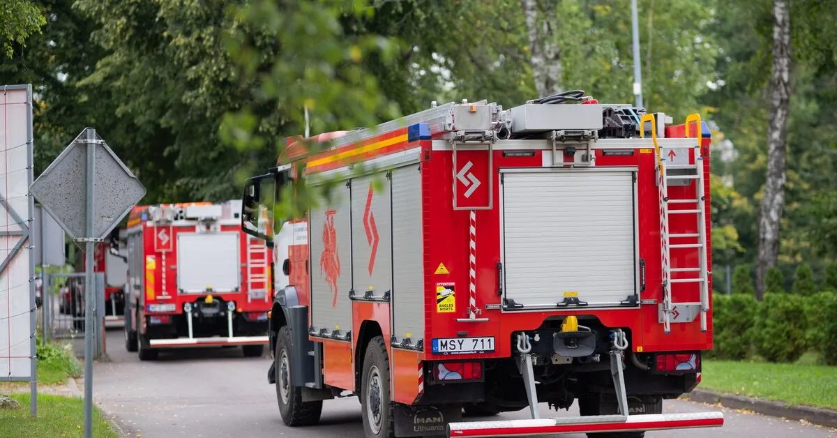 Švenčionyse padegtas pusės amžiaus senumo sunkvežimis „Volvo“