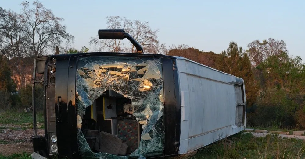 Terrible head-on collision in Italy: camper crashed into a bus full of tourists
