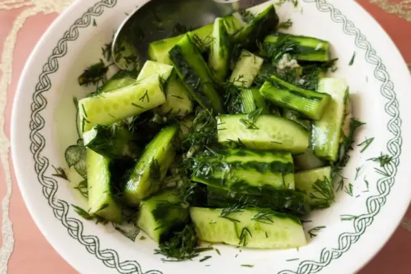 Crunchy pickled cucumbers with mineral water: the result will definitely not disappoint