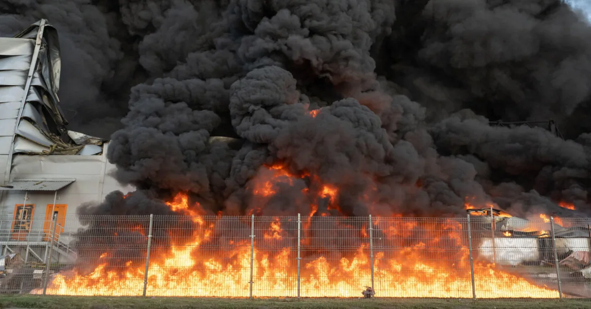 "Wildberries" is blazing even near the Urals: 800 people evacuated