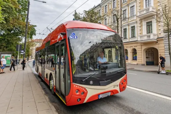 Warns bus and trolleybus passengers: scammers use fake QR codes and SMS messages