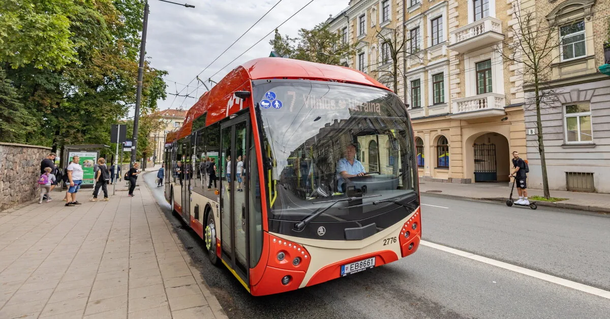 Warns bus and trolleybus passengers: scammers use fake QR codes and SMS messages