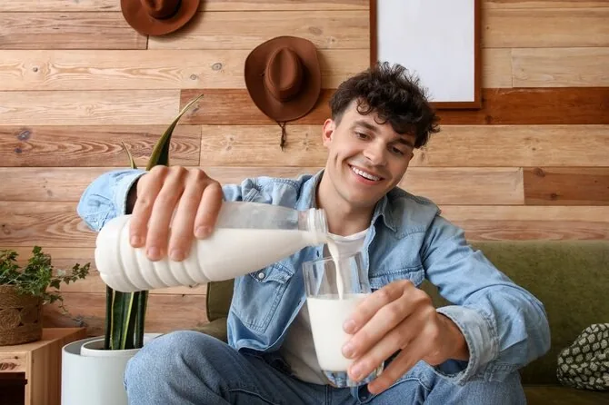 Shutterstock nuotr./Vyras geria pieną