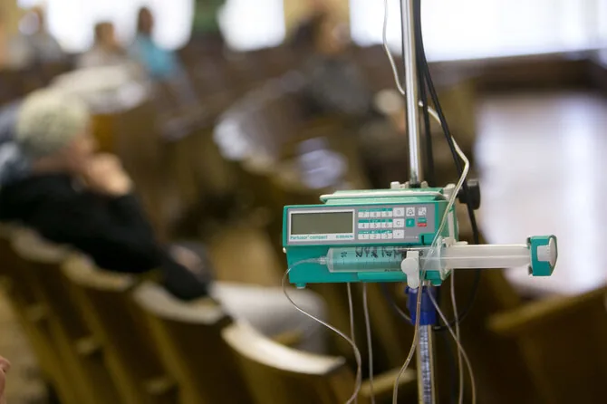 Juliaus Kalinsko / 15min nuotr./Kostiumo dizaino katedros studentai Nacionaliniame vėžio institute pristatė savo sukurtų galvos apdangalų kolekciją