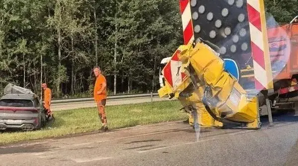 In the expressway, a "Cupra" driver crashed into road workers