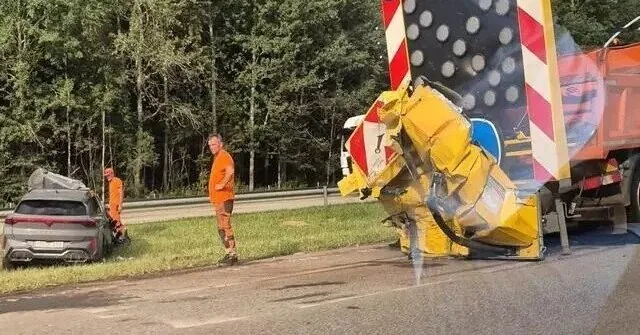 In the expressway, a "Cupra" driver crashed into road workers