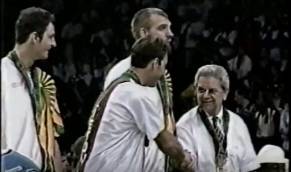 Stop kadras iš apdovanojimų ceremonijos/Vladas Garastas ant olimpinės pakylos