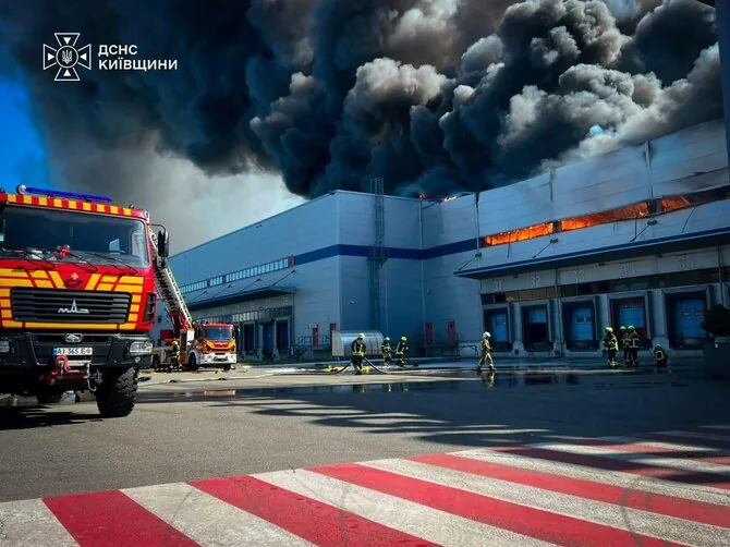 State Emergency Service/ „Telegram“/Warehouse burning in Kyiv