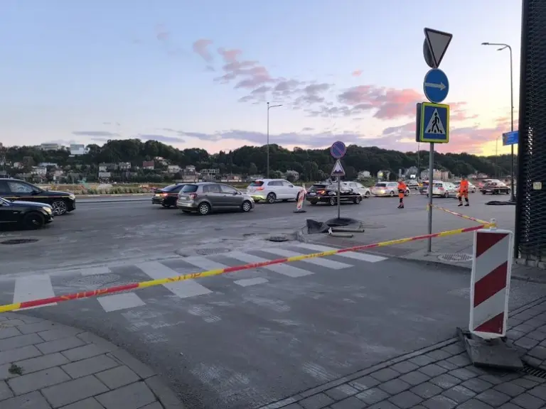 Karolinos Stažytės nuotr./Remontuojamas Karaliaus Mindaugo prospektas
