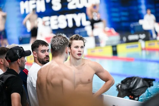 LTU Aquatics/Dariaus Kibirkščio nuotr./Europos plaukimo čempionato akimirka. Tajus Juška, Danas Rapšys ir treneris Paulius Povilionis