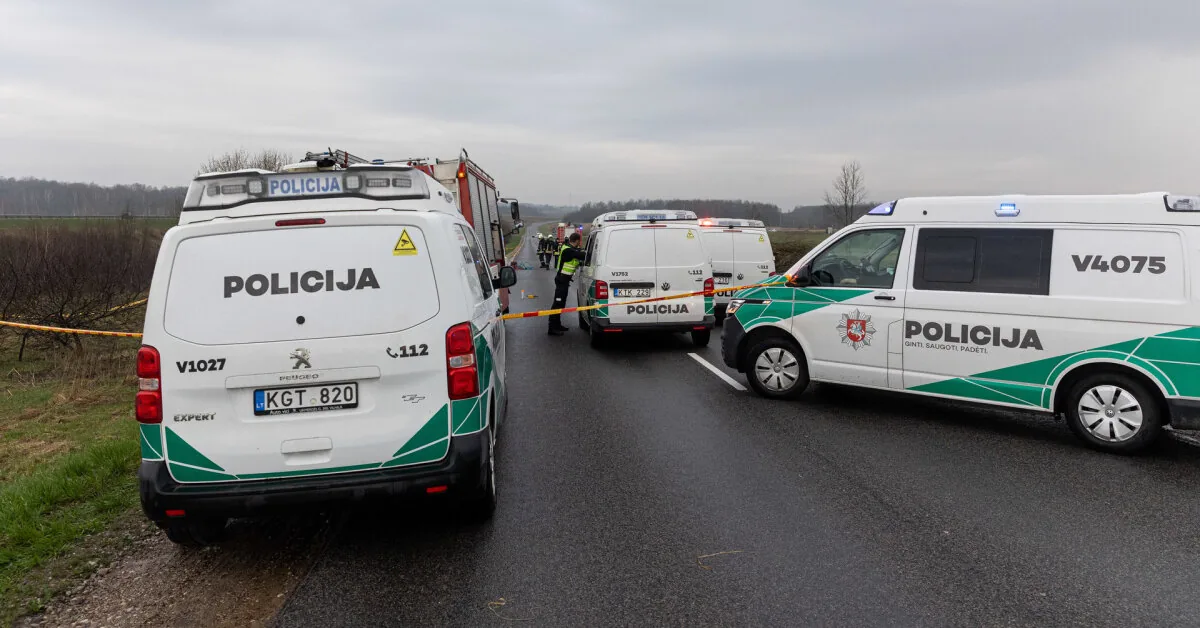 Three cars collided in Panevėžys district – two people injured, traffic closed