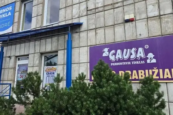 We searched for pearls in Palanga's "rag market": we found both "Gucci" sneakers and "Miu Miu" counterfeits