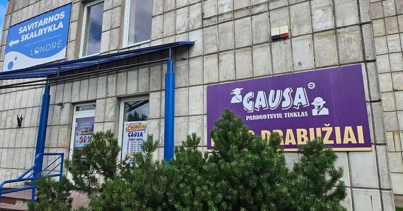 We searched for pearls in Palanga's "rag market": we found both "Gucci" sneakers and "Miu Miu" counterfeits