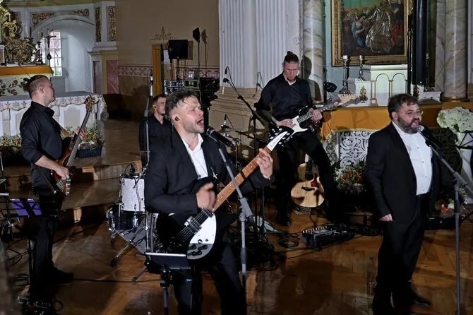 AKC Troškūnų skyriaus archyvo nuotr./„The Beatles“ dainų koncertas Troškūnų bažnyčioje
