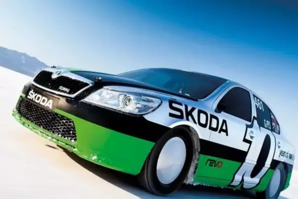 This Škoda Octavia with a parachute accelerates up to 367 km/h: where is the 630 HP hiding?