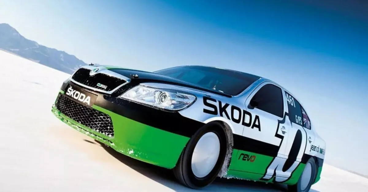 This Škoda Octavia with a parachute accelerates up to 367 km/h: where is the 630 HP hiding?