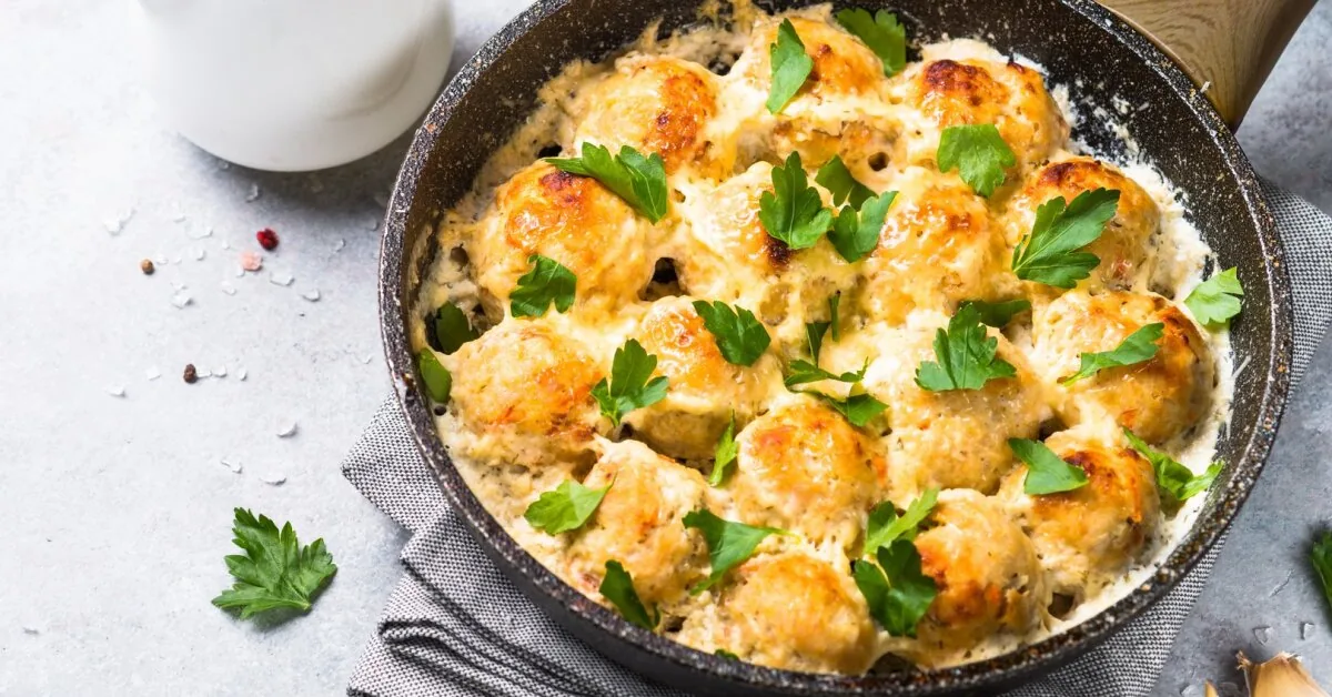 French charm on a plate: tender chicken meatballs in a creamy sauce