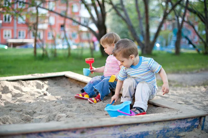 Shutterstock nuotr./Vaikai žaidžia smėlio dėžėje