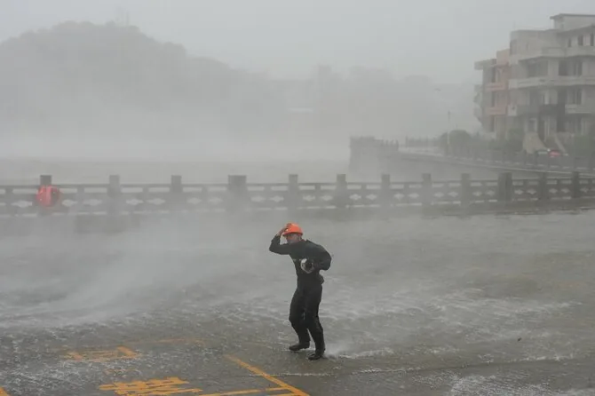 „Zumapress“/„Scanpix“/Typhoon Dolphin in China