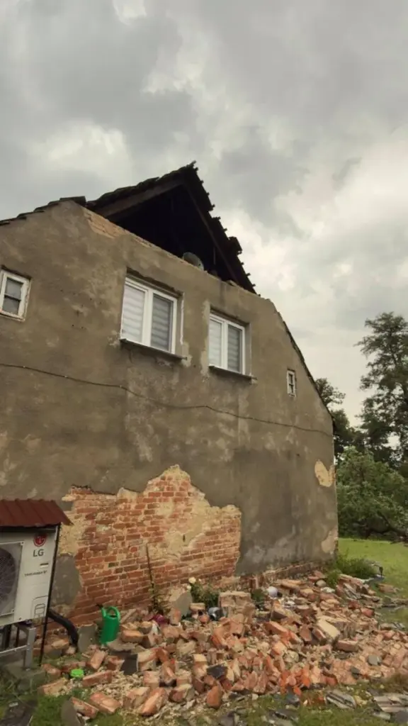 Glivicų ugniagesių gelbėtojų tarnybos nuotr./Nuplėštas stogas Glivicuose