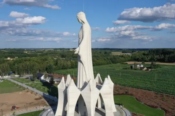 In a Polish village – a stunning sight: a 56-meter-tall statue of the Virgin Mary has been erected here