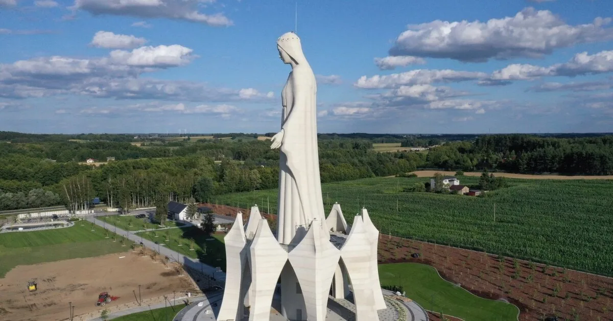 In a Polish village – a stunning sight: a 56-meter-tall statue of the Virgin Mary has been erected here