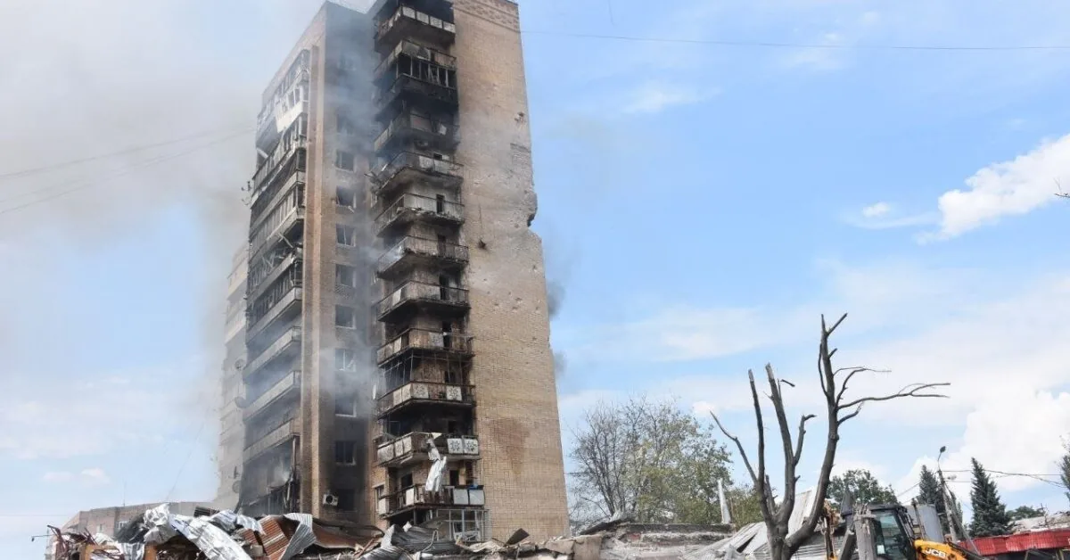 Russia dropped 2 aviation bombs right on the center of Kramatorsk