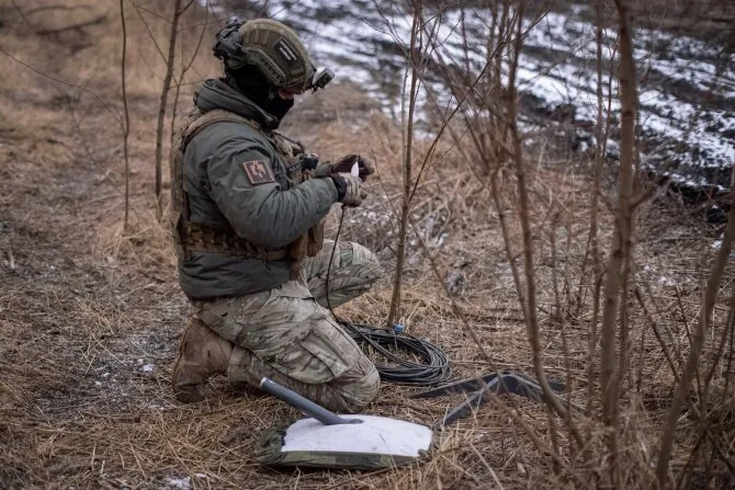 Ukrainian soldier preparing to use the Starlink terminal / Stringer / REUTERS